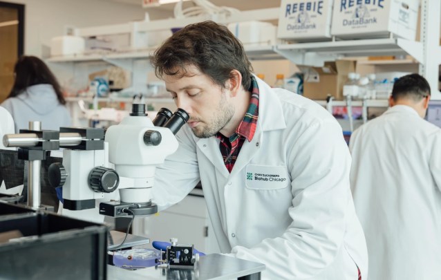 Csaba Forró in the lab at Chicago Biohub.